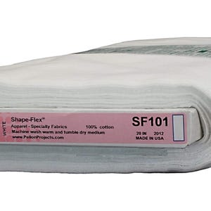 Puede incluir: Tejido blanco Pellon Shape-Flex Apparel Specialty Fabrics SF101, 29 in, 2013, Made in USA. 100% algodón, lavar a máquina con agua tibia y secar en secadora a baja temperatura.