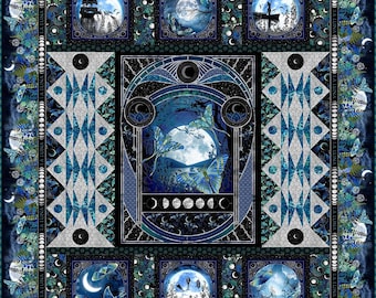 Op de afbeelding: Een donkerblauwe en blauwgroene quilt met een centraal ontwerp van een volle maan, vlinders en bomen. De quilt heeft een herhalend patroon van manen, vlinders en de tekst "LA LUNA" rond de rand. De quilt heeft een geometrisch ontwerp in het midden.