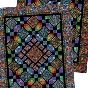 Può includere: Una trapunta rettangolare caratterizzata da un motivo centrale a rombi circondato da blocchi a rombi più piccoli, il tutto su uno sfondo nero a tinta unita. Il design incorpora un vivace bordo floreale multicolore e una griglia di piccoli quadrati colorati.