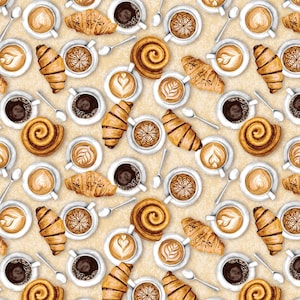 Könnte beinhalten: Ein sich wiederholendes Muster aus Kaffeetassen, Croissants, Zimtschnecken und Löffeln auf hellbeigem Hintergrund. Die Kaffeetassen zeigen Latte Art und dunklen Kaffee. Das Gebäck ist goldbraun.