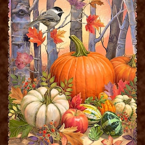 Op de afbeelding: Een herfst-illustratie met een witte pompoen, een oranje pompoen en een verscheidenheid aan pompoenen, omringd door herfstbladeren en bessen. Twee kleine vogels zitten op takken op de achtergrond.