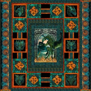Può includere: Una trapunta a tema drago, color verde acqua e arancione. La trapunta presenta un'immagine centrale di un drago verde di fronte a un castello, circondata da quadrati con teste di drago e motivi a diamante. Il bordo ha un motivo ripetuto di draghi e vortici.