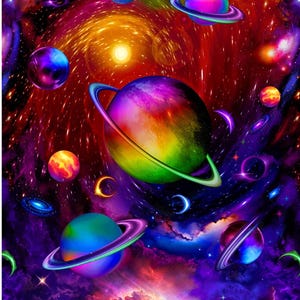 Könnte beinhalten: Ein farbenfrohes Bild einer Galaxie mit Planeten, Nebeln und Sternen. Die Planeten haben Ringe und sind in Regenbogenfarben bemalt. Der Hintergrund ist eine Mischung aus roten, violetten und blauen Farbtönen.