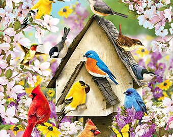 Könnte beinhalten: Ein farbenfrohes Vogelhaus mit einem Holzdach und einem Vogelhäuschen darunter. Das Vogelhaus ist von blühenden rosa und weißen Blumen umgeben. Es gibt viele verschiedene Vogelarten, die auf dem Vogelhaus und dem Futterhäuschen sitzen, darunter Kardinäle, Blauvögel, Goldfinken und ein Kolibri.