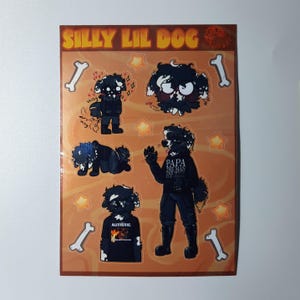 Könnte beinhalten: Ein Stickerbogen mit Cartoon-Hundeillustrationen in verschiedenen Posen. Der Bogen hat einen braunen Hintergrund mit dem Text "SILLY LIL DOG" oben. Die Hundeillustrationen sind schwarz-weiß, mit Knochen- und Sternakzenten.