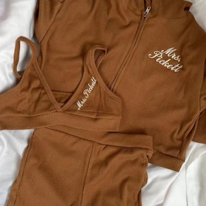 Anpassat broderat brudset med loungedetaljer för bruden, personligt 3-delat ribbat set med BH och shorts, sommarsemesterset, möhippapresent
