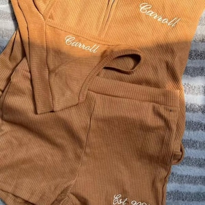 Conjunto de salón nupcial bordado a medida para la novia, conjunto personalizado de 3 piezas de sudadera con capucha, sujetador y shorts acanalados, conjunto para vacaciones de verano, regalo para despedida de soltera.