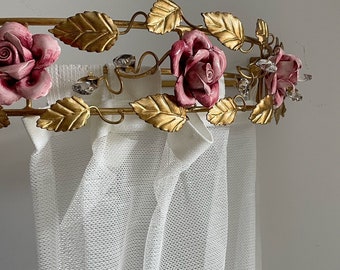 Ciel de lit fabriqué en Italie en fer forgé doré et roses et cristaux en céramique rose