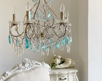 Rare lustre italien vintage en perles de cristal, fer forgé doré, pampilles en cristal bleu clair