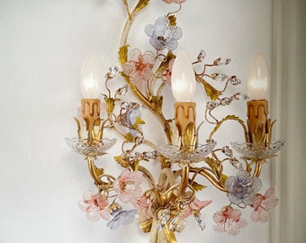 Lámpara de pared italiana de 3 luces en pan de oro y marfil y flores de hierro forjado a mano y cristal de Murano.
