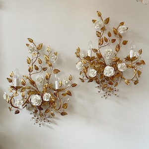 SET von 2 Statement made in Italy Blattgold Wandlampen, Schmiedeeisen Wandlampen mit weißen Porzellan Rosen im Capodimonte Stil