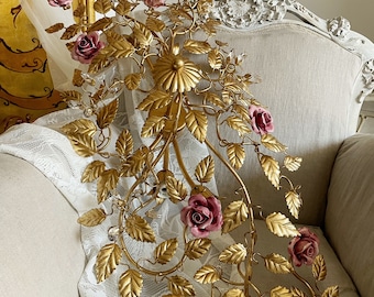 Lámpara de techo italiana de hierro forjado a mano, con 6 luces, decoración en pan de oro, cristales y rosas.