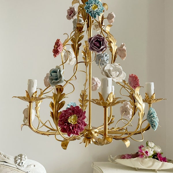 Lustre cage à oiseaux en fer forgé et feuille d'or fabriqué en Italie, 5 lumières, fleurs en porcelaine mélangées