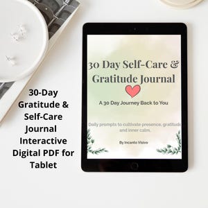 Può includere: Un tablet nero mostra un diario digitale intitolato "30 Day Self-Care & Gratitude Journal". La copertina del diario presenta un cuore e il testo: "A 30 Day Journey Back to You". L'immagine include il testo: "Daily prompts to cultivate presence, gratitude and inner calm."