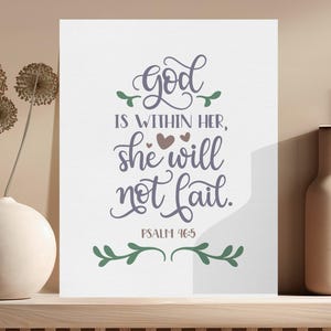 Puede incluir: Un cartel blanco con una cita inspiradora en morado que dice "Dios está en ella, ella no fallará." La cita está escrita en una fuente de letra cursiva decorativa. El cartel también incluye el texto "Salmo 46:5" y un diseño de hojas verdes.