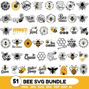 Può includere: Una collezione di 51 design SVG a tema api in bianco e nero, tra cui api, favi e testi come "Bee Happy" e "Honey". I design sono in varie forme, tra cui esagoni e cerchi. L'immagine include anche il testo "51 BEE SVG BUNDLE."