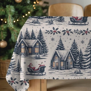 Op de afbeelding: Een feestelijk kerstkleed met een winterlandschap. Het ontwerp toont huizen, dennenbomen, sneeuwvlokken en de kerstman in een slee, in wit en marineblauw, met rode hulstbessen.