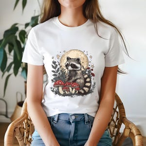 Camiseta de mapache y hongo iluminados por la luna. Camiseta de animales del bosque estilo cottagecore. Camiseta de mapache. Camiseta de luna. Camiseta de luna. Camiseta divertida para amantes de los mapaches.