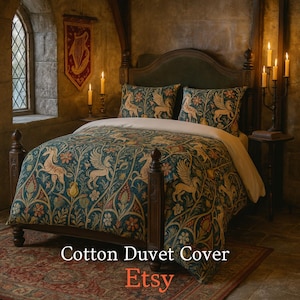 Può includere: Un letto con struttura in legno scuro e un set di copripiumino e cuscini in cotone verde acqua. La biancheria da letto presenta un motivo ripetuto di cavalli alati dorati e motivi floreali. Il testo "Cotton Duvet Cover" e "Etsy" sono visibili.