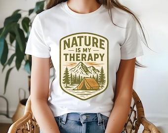 Camiseta "La naturaleza es mi terapia", camiseta gráfica para acampar al aire libre