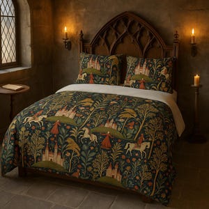Può includere: Set di lenzuola e cuscini verde acqua scuro con un design arazzo medievale. Il motivo comprende castelli, figure e cavalli nelle tonalità del verde, dell'arancione e del bianco. Il letto è in una stanza con testiera in legno e illuminato da candele.