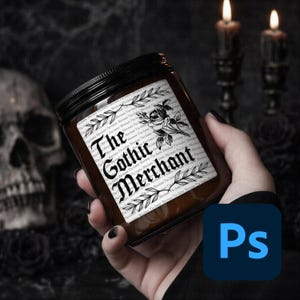 以下が含まれることがあります： 黒い蓋が付いた茶色のガラス瓶で、「The Gothic Merchant」とラベルが貼られています。ラベルには花の模様とゴシック体のテキストが施されています。黒いマニキュアを塗った手で瓶を持ち、背景には骸骨とろうそくがあります。