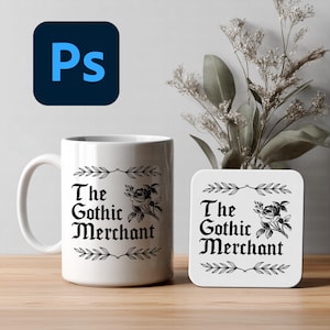 Op de afbeelding: Witte keramische mok en vierkante onderzetter set. Beide tonen de tekst "The Gothic Merchant" in een gotisch lettertype, met bloemen- en bladaccenten. De mok heeft een gebogen handvat. Een blauw "Ps" logo op de achtergrond.