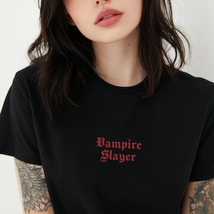 Camiseta bordada de Cazavampiros: camiseta minimalista gótica, estética de terror de los 90, camiseta de Dark Academia, regalo alternativo