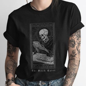 Gothic Skelett Lesung Tarot Karte T-Shirt - Buch Liebhaber Shirt, Dark Academia T-Shirt, Okkultes Skelett Leser, Hexen Geschenk für Leser