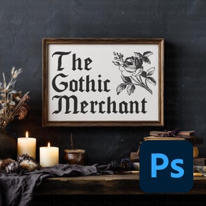 Op de afbeelding: Een ingelijst bord met de tekst "The Gothic Merchant" in zwart gotisch lettertype, vergezeld van een zwart-witte rozenillustratie. Het bord staat tegen een donkere achtergrond, met kaarsen en boeken.