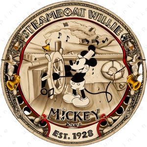 Puede incluir: Diseño circular con Mickey Mouse al timón de un barco de vapor, con el texto "STEAMBOAT WILLIE" y "MICKEY MOUSE EST. 1928". La imagen tiene un tono sepia con acentos rojos y dorados, y notas musicales.