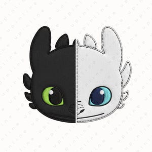 Può includere: Toppa ricamata con un design diviso di due teste di drago. Un lato è nero con un occhio verde, l'altro è bianco con un occhio blu. La toppa ha un contorno cucito.