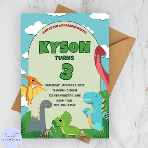 Peut inclure: Invitation d'anniversaire sur le thème des dinosaures avec le nom "Kyson" et le chiffre "3" en vert. L'invitation comprend la date, l'heure et le lieu. Des illustrations de dinosaures colorés et le texte "Join us for a Roarsome Party!" sont également présents.