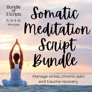 Pode incluir: Uma mulher sentada em uma pose de yoga em uma praia ao pôr do sol. O texto "Somatic Meditation Script Bundle" é sobreposto à imagem. O texto "Gerenciar estresse, dor crônica e recuperação de trauma." está na parte inferior da imagem.