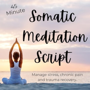Può includere: Immagine di una persona in posa yoga con le braccia alzate, di fronte all'oceano al tramonto. Il testo recita "45 Minute Somatic Meditation Script" e "Gestire lo stress, il dolore cronico e il recupero dai traumi."