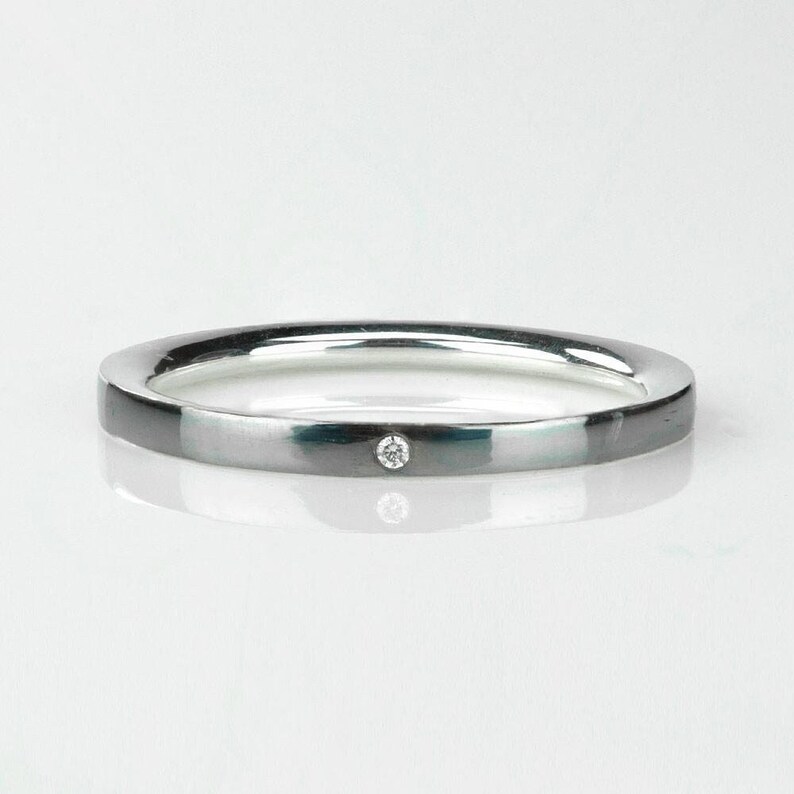 Diamant-Verlobungsring mit einem 2-mm-Stein, Stapelring und April-Geburtssteinring. Bild 1