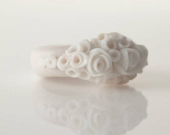 Bague fleur en porcelaine, ivoire écru et roses blanches Farnham