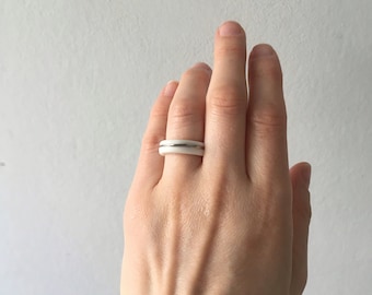 Bague en porcelaine argentée blanche, bague d’empilage étroite minimaliste - Antalya