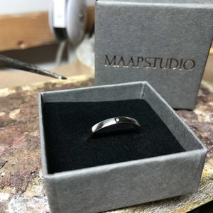 Diamant-Verlobungsring mit einem 2-mm-Stein, Stapelring und April-Geburtssteinring. Bild 3