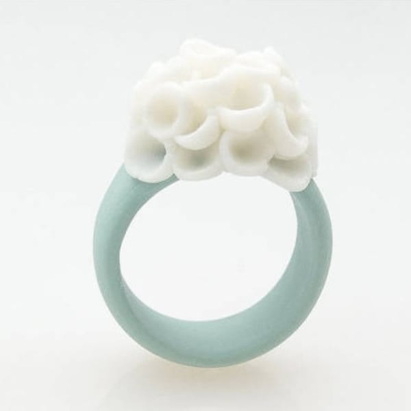 Bague en porcelaine turquoise pastel avec grappe de fleurs blanches brinsope