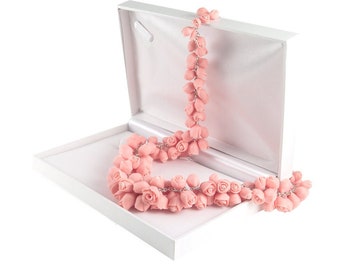 Collar de flores de porcelana con rosas de coral rosa polvoriento, Colshaw de plata de ley