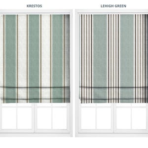 Op de afbeelding: Twee raambekledingen met verticale strepen. De linkerrol, met het label "KRESTOS", heeft groene, witte en bruine strepen. De rechterrol, met het label "LEHIGH GREEN", heeft groene, witte en bruine strepen.