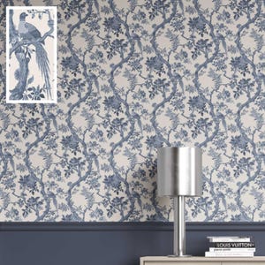 Tapete mit Vogelmotiv im Chinoiserie-Stil. Abnehmbare, selbstklebende oder unkaschierte Varianten. Extra breite Rolle. Blumenmuster. Marineblau/Weiß (Himmelfarn).