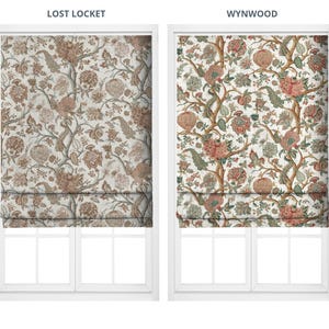Può includere: Due tende, "Lost Locket" e "Wynwood", presentano motivi floreali. "Lost Locket" ha uno sfondo beige con disegni floreali marroni e beige. "Wynwood" ha uno sfondo bianco con motivi floreali rossi, verdi e marroni. Entrambi sono in telai di finestre bianchi.