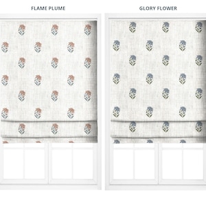 Peut inclure: Deux rideaux de fenêtre avec des motifs floraux. Le rideau de gauche, intitulé "FLAME PLUME", présente un motif répété de fleurs rouges et bleues sur fond crème. Le rideau de droite, intitulé "GLORY FLOWER", présente des fleurs bleues et vertes.