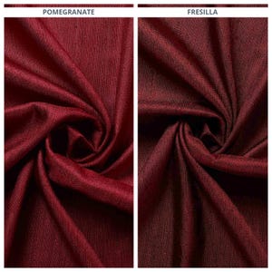 Peut inclure: Deux échantillons de tissu de couleur rouge bordeaux foncé. Le tissu de gauche est étiqueté "POMEGRANATE" et le tissu de droite est étiqueté "FRESILLA".