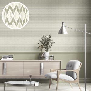 Peut inclure: Un salon moderne avec des murs vert clair et un meuble en bois clair. Une chaise grise et une lampe argentée sont dans la pièce. Une œuvre d'art murale ronde avec un motif vert et blanc est en haut à gauche.