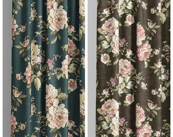 Könnte beinhalten: Zwei Vorhänge mit floralem Muster. Der linke Vorhang ist tief türkis mit großen cremefarbenen und rosa Rosen und grünem Laub. Der rechte Vorhang ist dunkelbraun mit ähnlichen cremefarbenen und rosa Rosen und grünem Laub. Der Text "SERENE GRACE" und "FLORENTINE CANDY" steht oben.