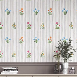 Blommigt blocktrycktapet. Avtagbar, självhäftande/oklistrad. Extra bred rulle. Texturerad vintagerandig. Grå/rosa/grön (panter)