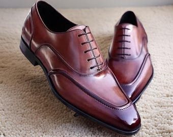 Handgemachte weinrote Leder-Flügelspitze-Schuhe: Formelle Herrenschuhe